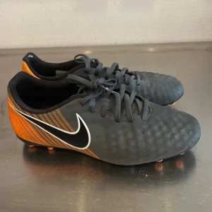 Nike Nyskick - Fina fräscha fotbollsskor, Nike i str 40,5 spela och se ut som en proffs - för det är vad du är ! 