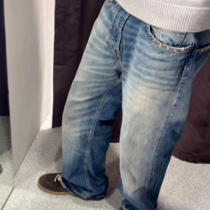 Loose jeans med nitar - Ett par loose jeans med nitar och snygg detalj vid benöppningen. Säljer två likadana fast i olika storlekar, står 38 och 40 på dem men skulle säga att de är storlek W30 och W31. Hör av er vid minsta fundering🌟  Mått: Midja: 40/41 cm Längd: 105/106cm Benöppning: 22/23cm