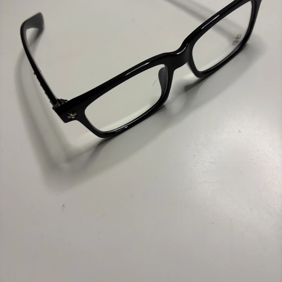 Svarta rektangulära glasögon med blommig detalj - 4