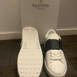 Valentino Opens - Tja! Säljer vi våra valentino Opens som är helt nya och aldrig testade. Otroligt snygga och stilrena som passar till alla outfits. Sjukt bra kvalité och är riktiga tjejmagneter. Hör av er vid minsta lilla fråga så svarar vi direkt. Vi är seriösa säljare från Skåne som alltid skickar våran inom ett dygn. Hör av er!✨🤩