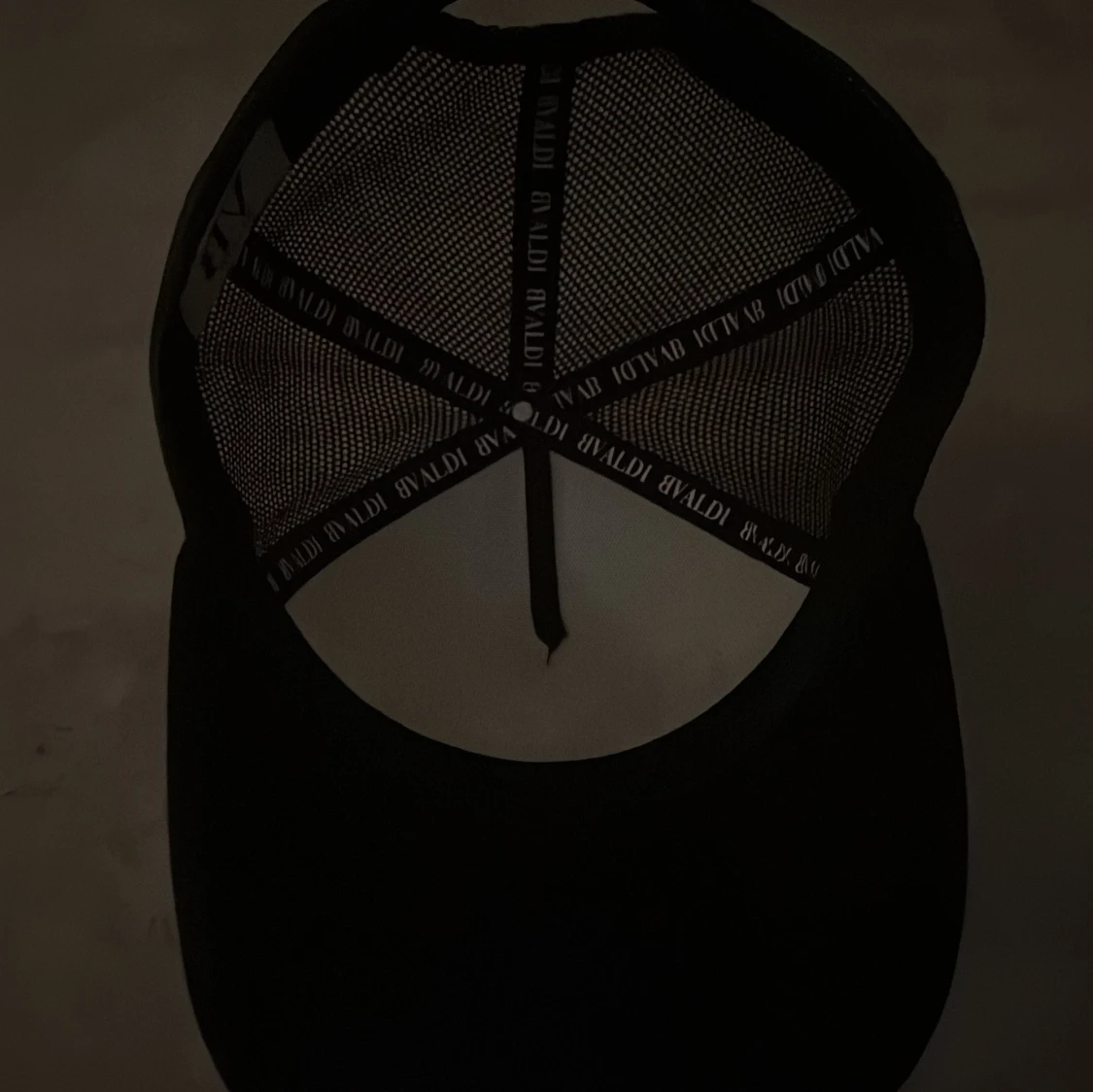 Svartvit keps från BVALDI - 2