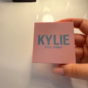 Kylie Jenner rosa rouge - Rouge från Kylie Jenner i färgen 'Winter Kissed'. 