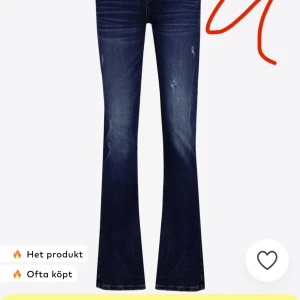 LTB bootcut jeans mörkblå 27/36 - Snygga mörkblå jeans från LTB i bootcut-modell med låg midja. Jeansen har klassisk femficksdesign, diskreta slitningar och är tillverkade i stretchig denim för skön passform. Perfekt för dig som gillar en retrovibe och vill ha lite extra sväng på benen.