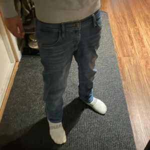 Blå straight jeans från Lee W31 L30 - Snygga blå jeans från Lee med klassisk femficksdesign och ljus tvätt. Jeansen har rak passform och normal midja, med Lee-logga på läderpatch baktill. Tillverkade i slitstarkt denim och har subtila slitningar för en cool look.