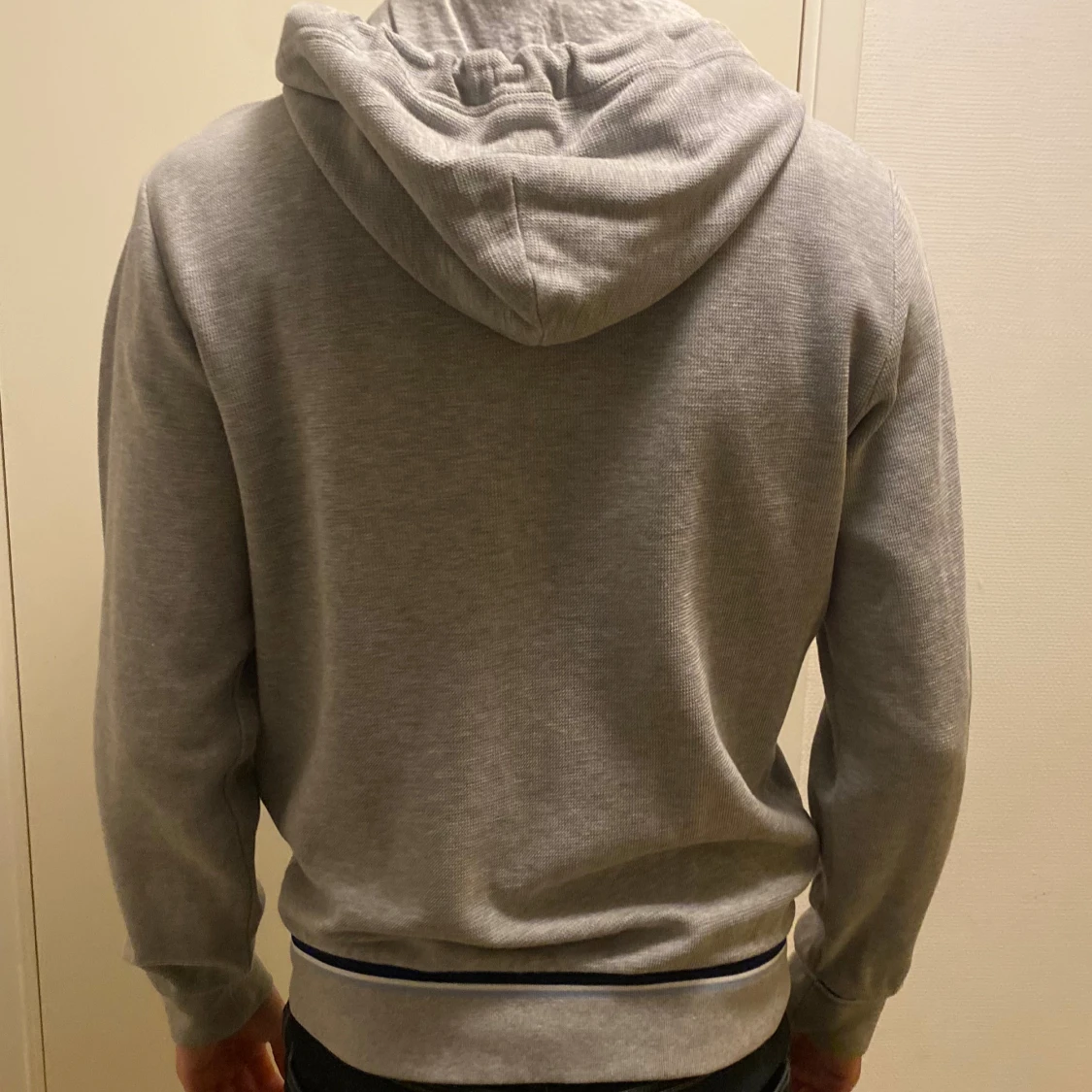 Grå hoodie från Gant med dragkedja - 1