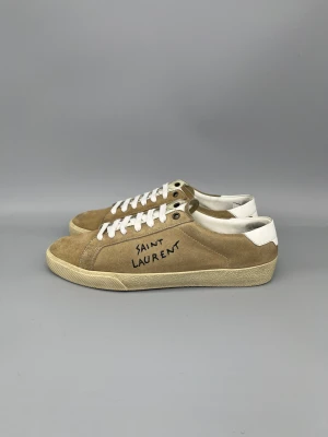 Saint Laurent SL/06 Sneaker Beige - • The shoes have been gently used and are in really good condition  • Size: 42.5 (fits 43–43.5)  • Color: Beige  • Retail price: 7200 SEK / 650€  • No accessories