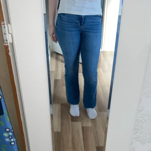 Blå jeans från g perfect jeans, strl 38 - Snygga blå jeans från g perfect jeans i klassisk femficksmodell. Hög midja och raka ben med lätt bootcut-snitt. Jeansen har kopparfärgade nitar och knappar, samt tydliga sömmar. Perfekt passform och tidlös stil.