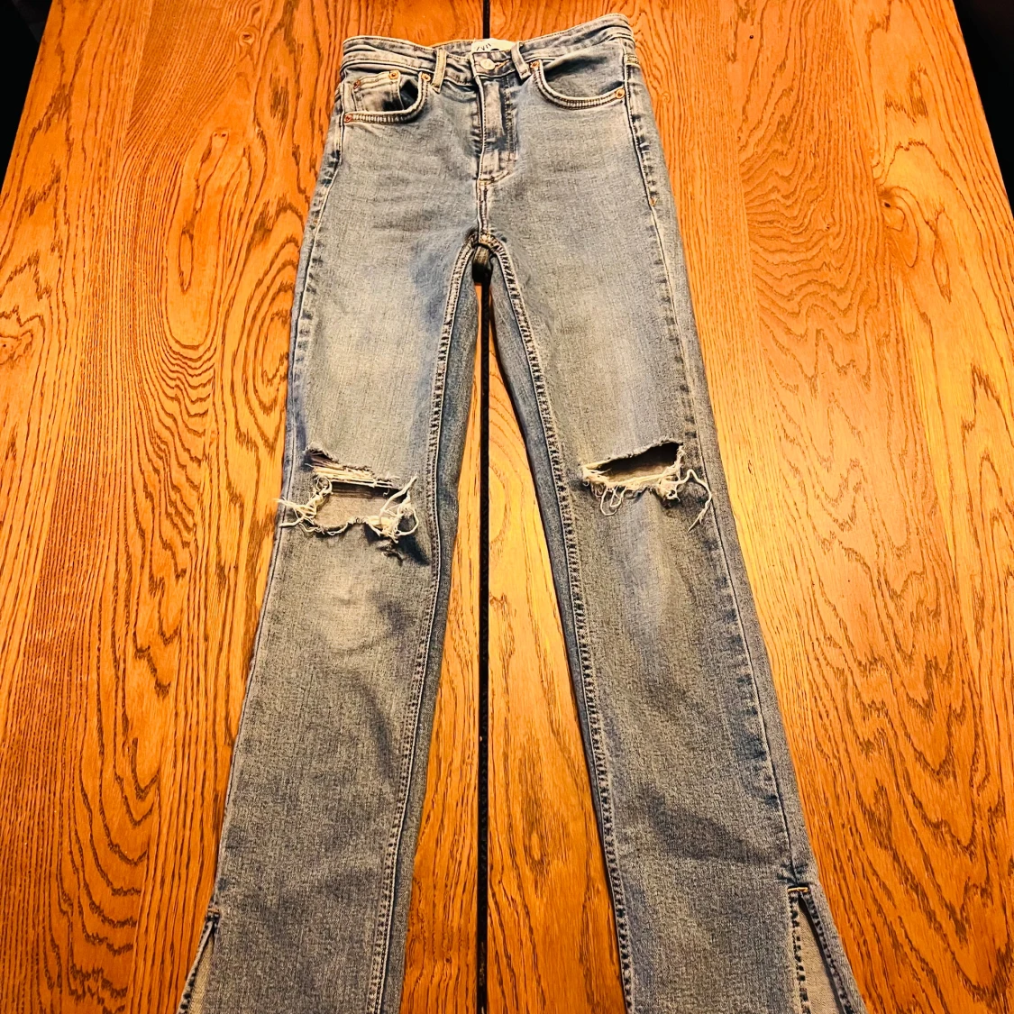 Gråa jeans med hål - 2