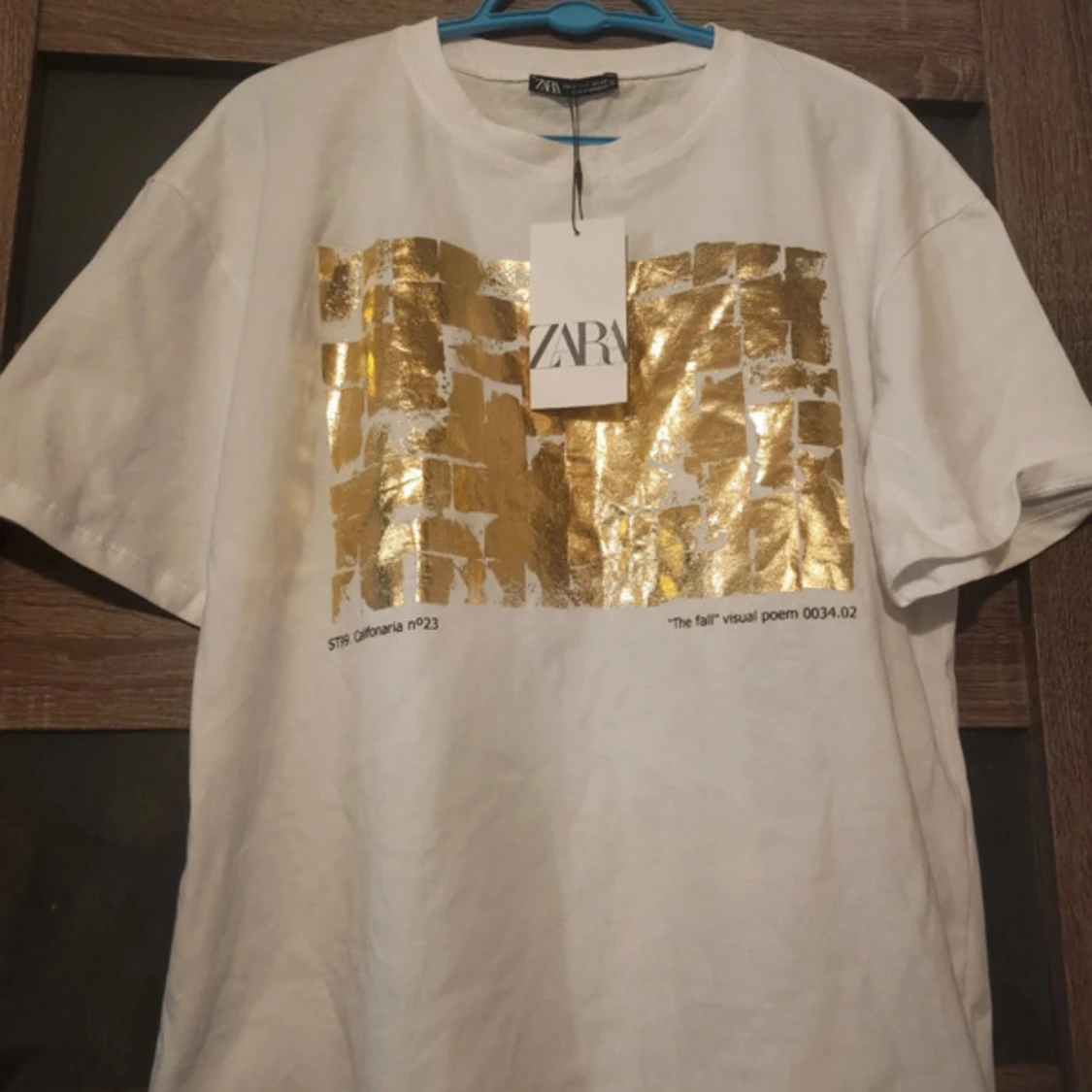 Vit t-shirt med guldtryck från Zara