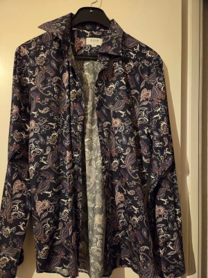 ETON skjorta XL slim - ETON skjorta XL slim(43) , endast använd ett par gånger. Rökfritt hem. Kika gärna på mina andra annonser.