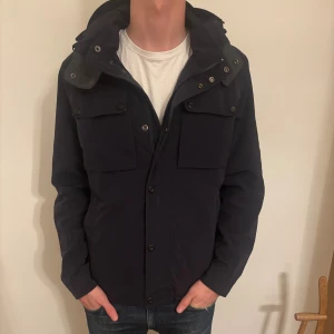 Fieldjacka tommy hilfiger - Sjukt snygg field jacka från Tommy hilfiger i storleken M. Jackar är i mycket bra skick! Hör av er vid eventuella frågor!