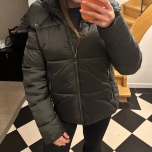 Dunjacka - Så fin mörkgrön vinterjacka från New Look köpt på Zalando köpt förra året för 1200. Mycket bra skick. Pris kan diskuteras vid snabb affär.
