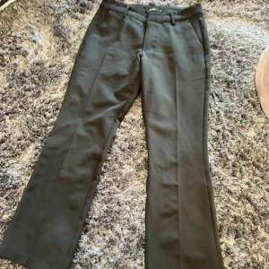 Svarta kostymbyxor från BikBok, stl 34 - Klassiska svarta, lågmidjade kostymbyxor från BikBok i storlek 34 Petite. Kollektion: Vera Petite. Utsvängda❣️Midja: 62-65, Höfter: 86-89, Innerbenslängd: 74 