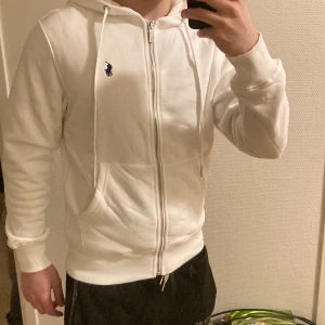 Ralph lauren zip hoodie - Vit Ralph lauren zip hoodie i fint skick. Passar perfekt nu till hösten/vintern när det börjar bli lite kallare.