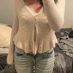 Ljusbeige stickad kofta med volang - Superfin kofta men aldrig använd. Båda knapparna sitter lite löst men var så när jag köpte den. Lätt att fixa!❣️