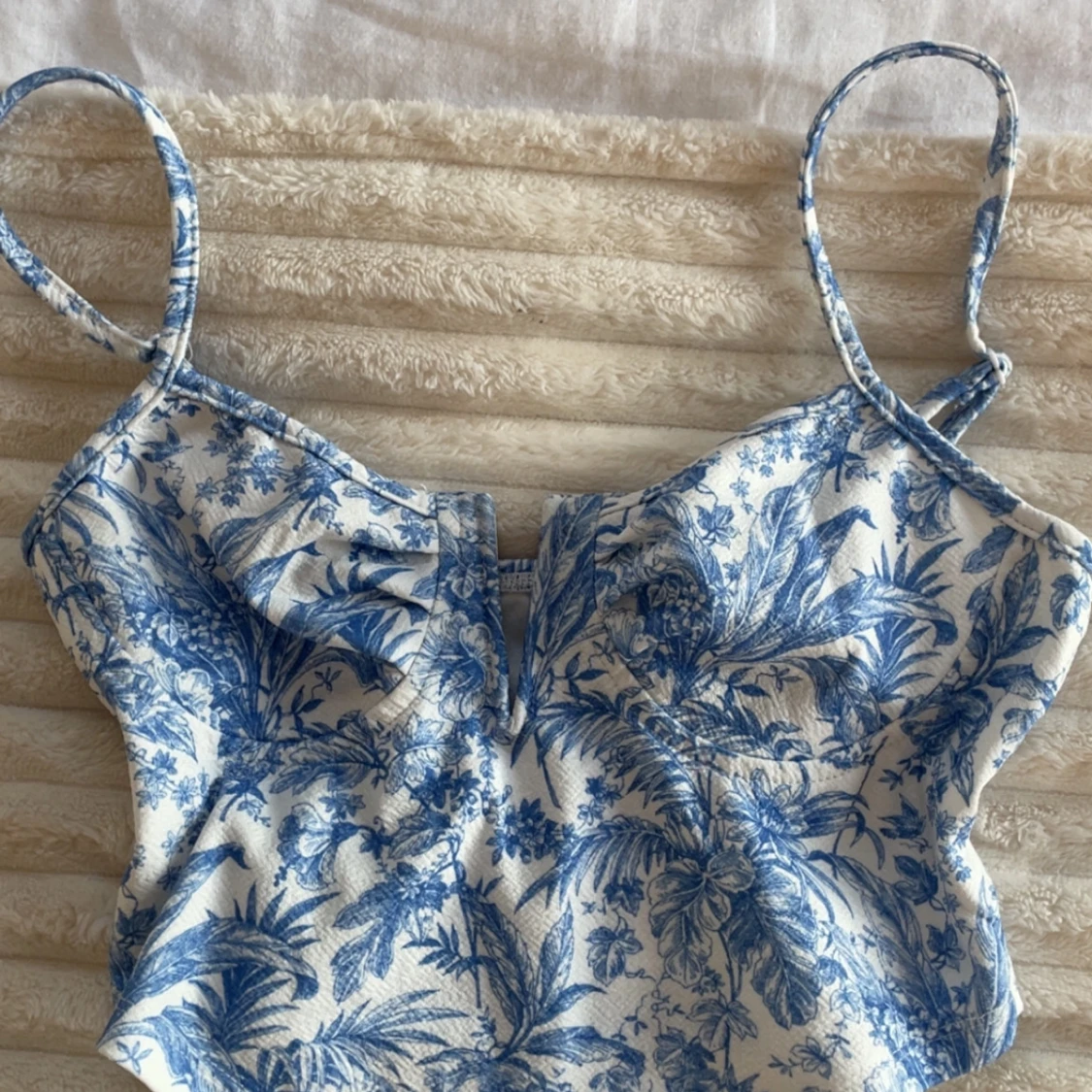 Blommig blå och vit topp - 1