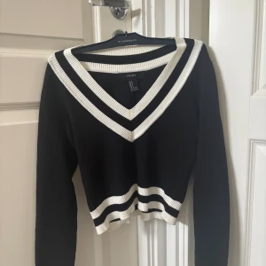 Svart och vit v-ringad tröja Forever 21 - Svart tröja med vita ribbade ränder vid v-ringad hals och nederkant. Långärmad och croppad modell. Skriv för mer info💕