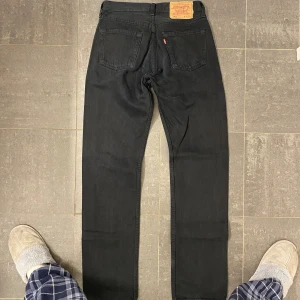 Levi’s 501 Jeans – W30 L34 - ✅ Klassisk passform & snygg vintage-look 🧵 Mjukt och hållbart denim 🔥 Perfekt till höstoutfits 💰 Bra skick – redo att användas direkt 📦 Skickas snabbt från Sverige 🇸🇪Waist: 35cm Length: 108cm Leg opening: 18cm#Levis #VintageJeans #DenimStyle #PlickFinds #SecondhandFashion #Jeansinspo #Streetwear 