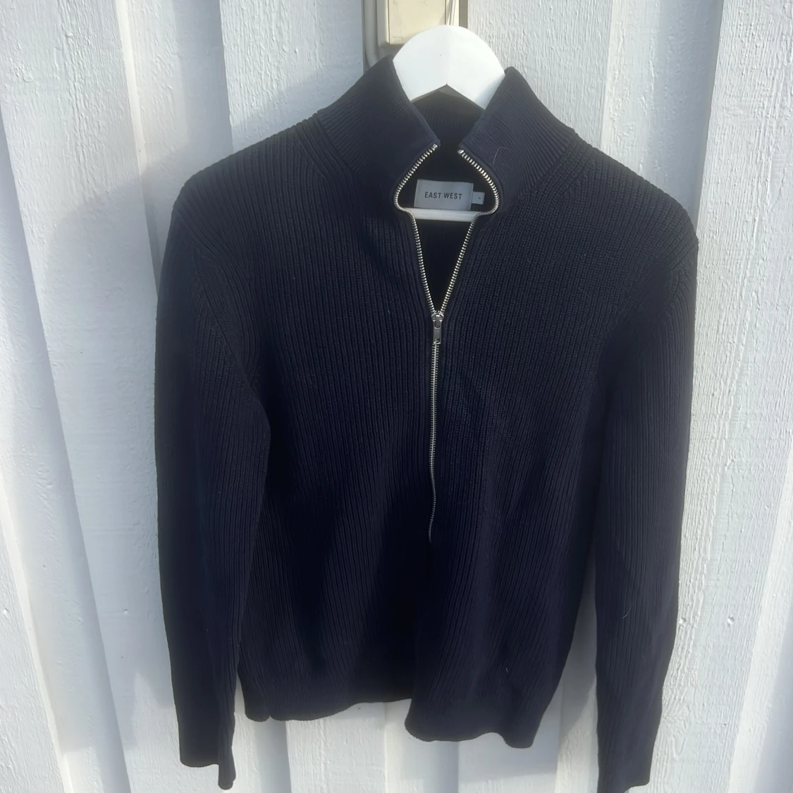 Svart stickad tröja med dragkedja