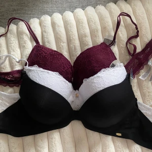 Tre bh - Priset gäller för alla tre, märks inte av att det är push up när man har på sig. Helt oanvända endast provade