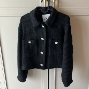 Kofta från Zara - Kofta / jacka från zara med diamant knappar.  Använd fåtal gånger, som ny!