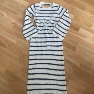 Klänning - Klänning med öppen rygg. Använd en gång om ens det.. 