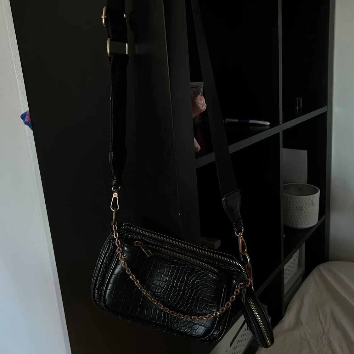 Svart axelväska med kedja - 1