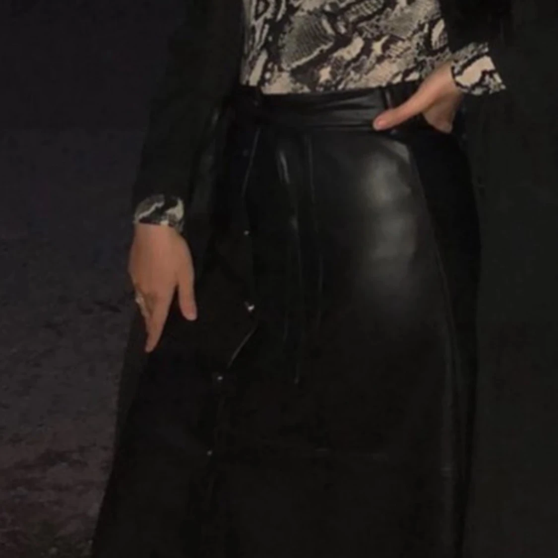 Svart kjol i skinnimitation