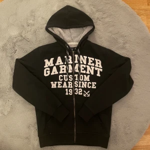 Vintage grisch hoodie - En varm hoodie som är perfekt nu i höst/vinter. Size small, hör av er vid frågor!
