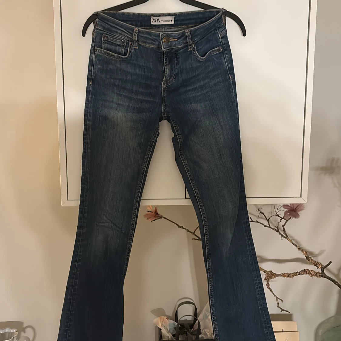 Low bootcut jeans från Zara  - 1