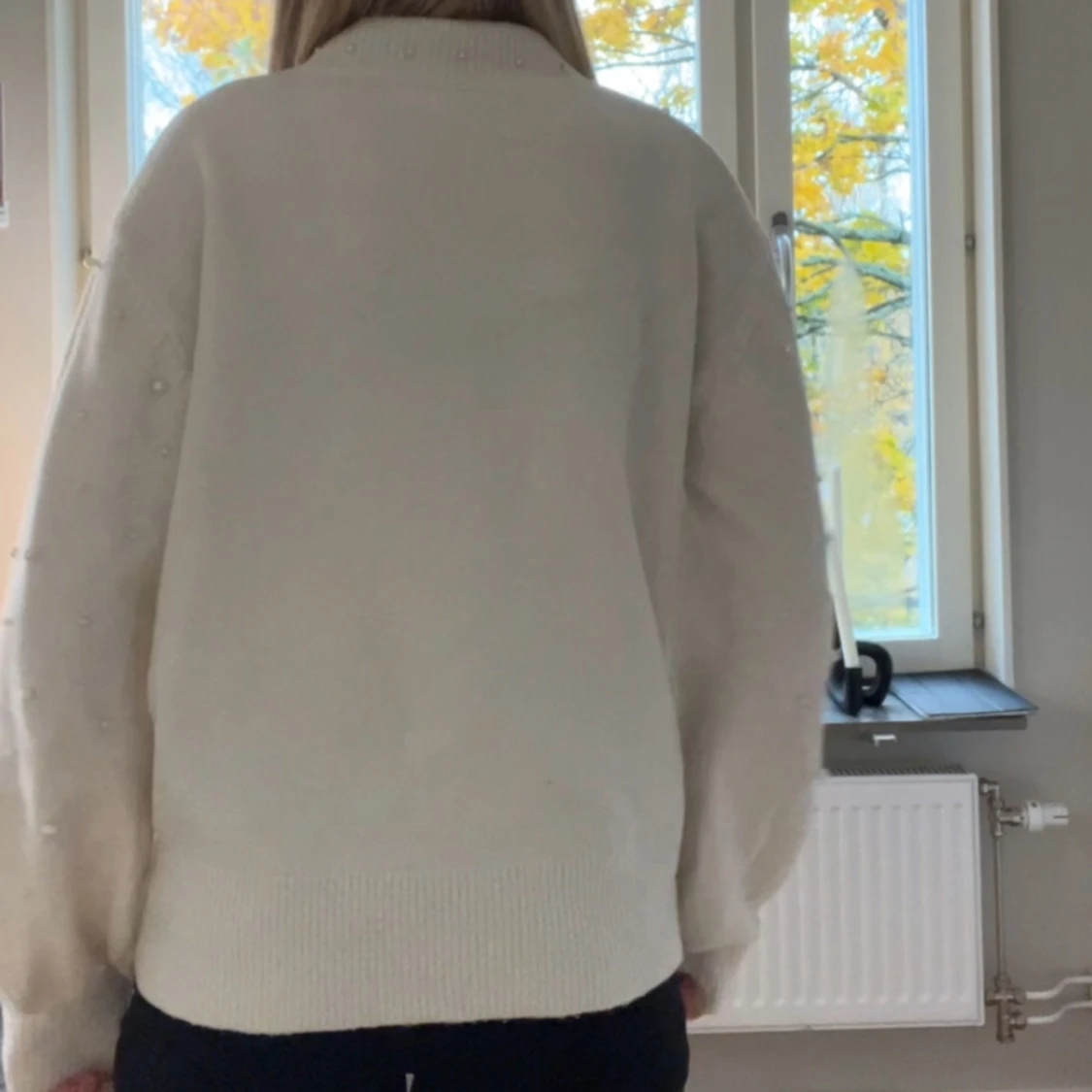 Vit stickad tröja med pärlor på - 1