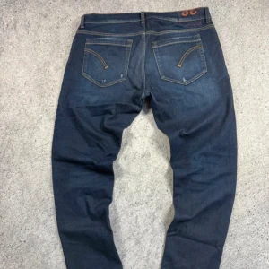 Dondup George Jeans  - Säljer nu dessa tvär snygga Dondup George jeansen som passar till det mest, nypris runt 3000kr. Mitt pris:- 375kr:-