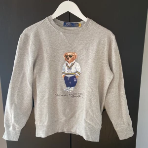 Polo Bear Ralph Lauren - Grå sweatshirt från Polo Ralph Lauren. Tröjan är en S men upplevs mer som en xs enligt mig. Skriv vid minsta funderingar!