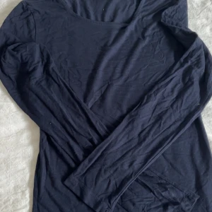 Mörkblå långärmad tröja Gina Tricot - En mörkblå långärmad tröja från Gina Tricot i storlek S.