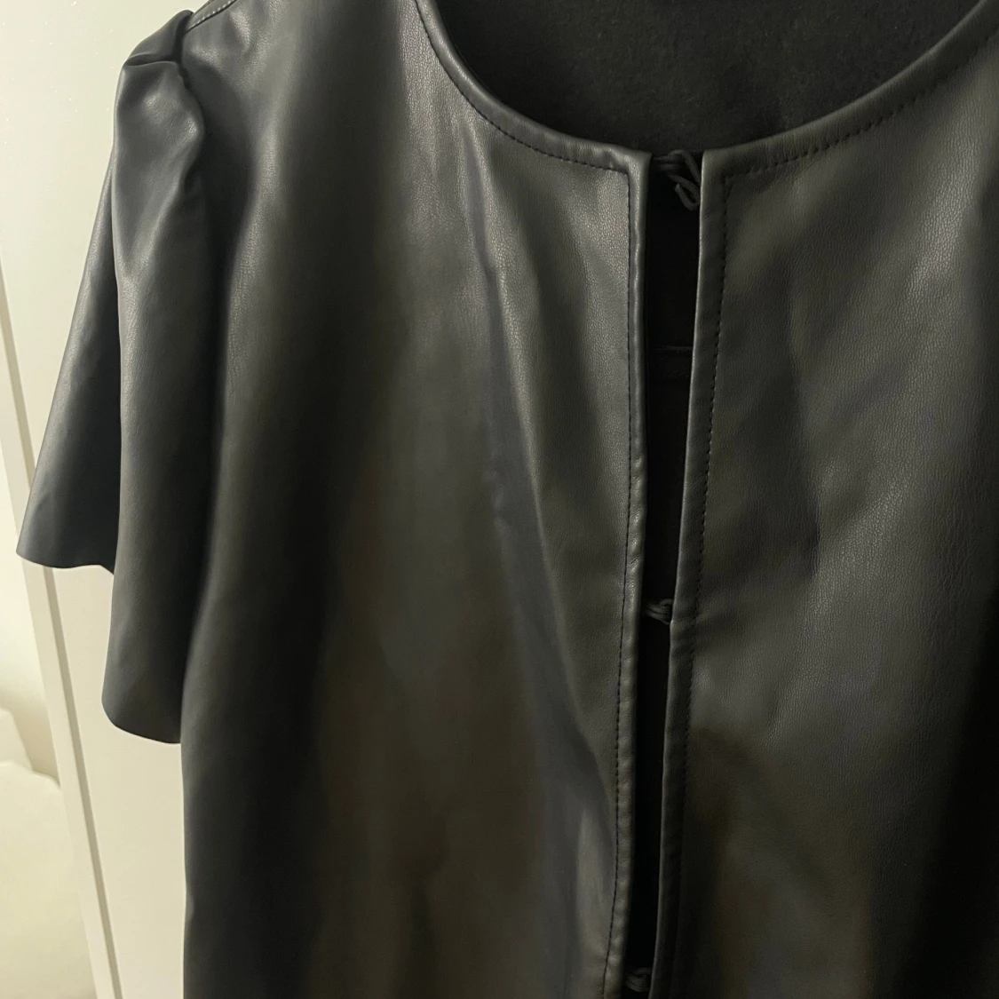 Svart skinntopp Gina Tricot - 1