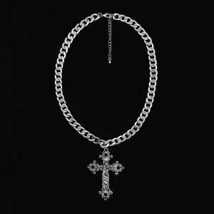 Halsband ✖️ - Jättefint silverfärgat chunky korshalsband! 🖤⛓️I bra skick ✨Kedjans längd är 27-35cm och korset är 7x5cm 📏Köp nu 💌