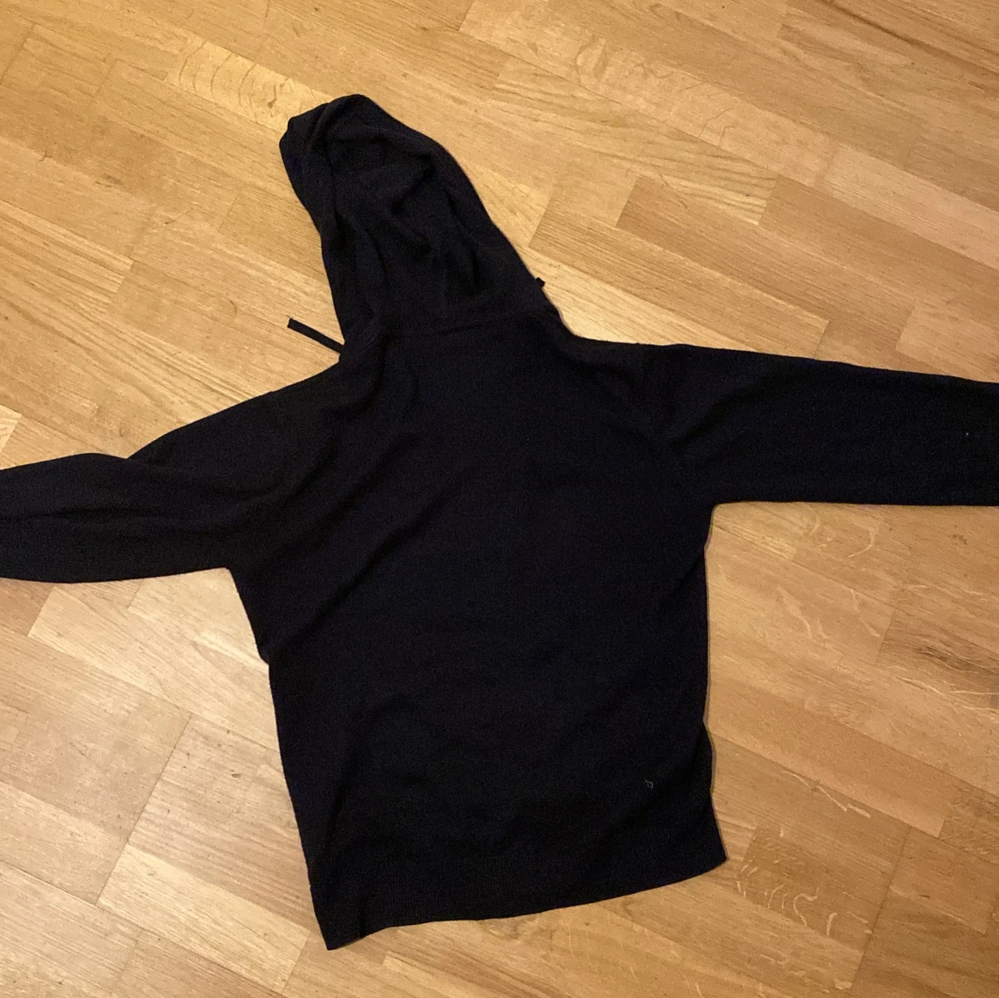 Svart hoodie från RYVLS - 1
