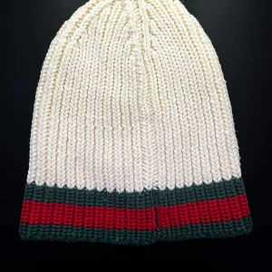 Gucci Beanie / Mössa - GUCCI Beanie i utmärkt skick, endast använd få par gånger. Storlek M 58 Autentisk/Äkta ✅ Omkrets: 58 Längd: 27,5  Tyvärr ingen låda och kvitto finns kvar.