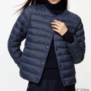 Mörkblå jacksa med knappar - Snygg mörkblå jacka med rund halsringning och horisontella sömmar. Jackan har tryckknappar framtill och en stilren, minimalistisk look som passar perfekt till jeans eller över en hoodie.