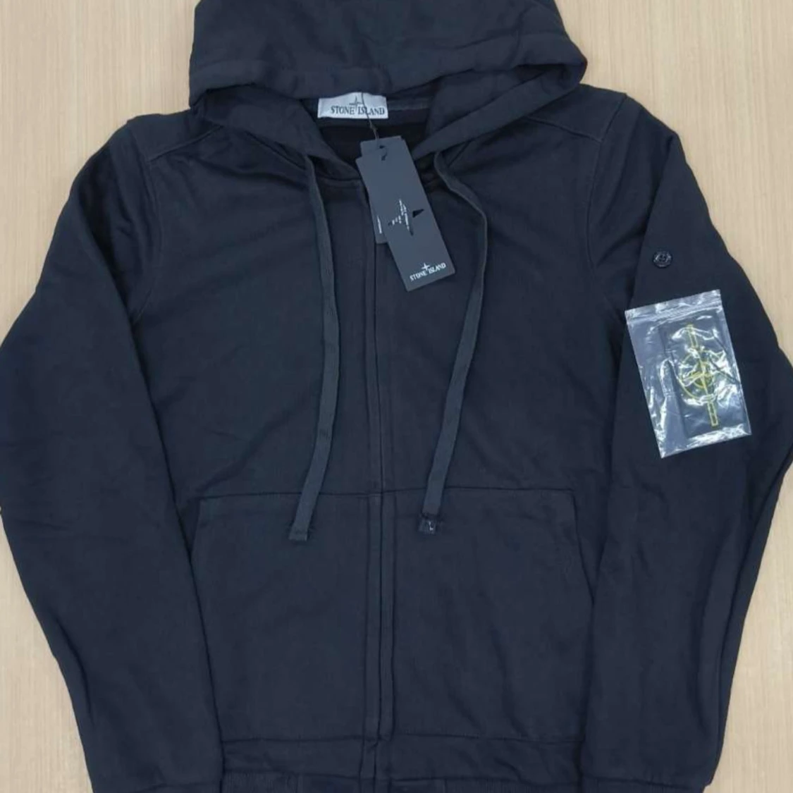Svart hoodie från Stone Island