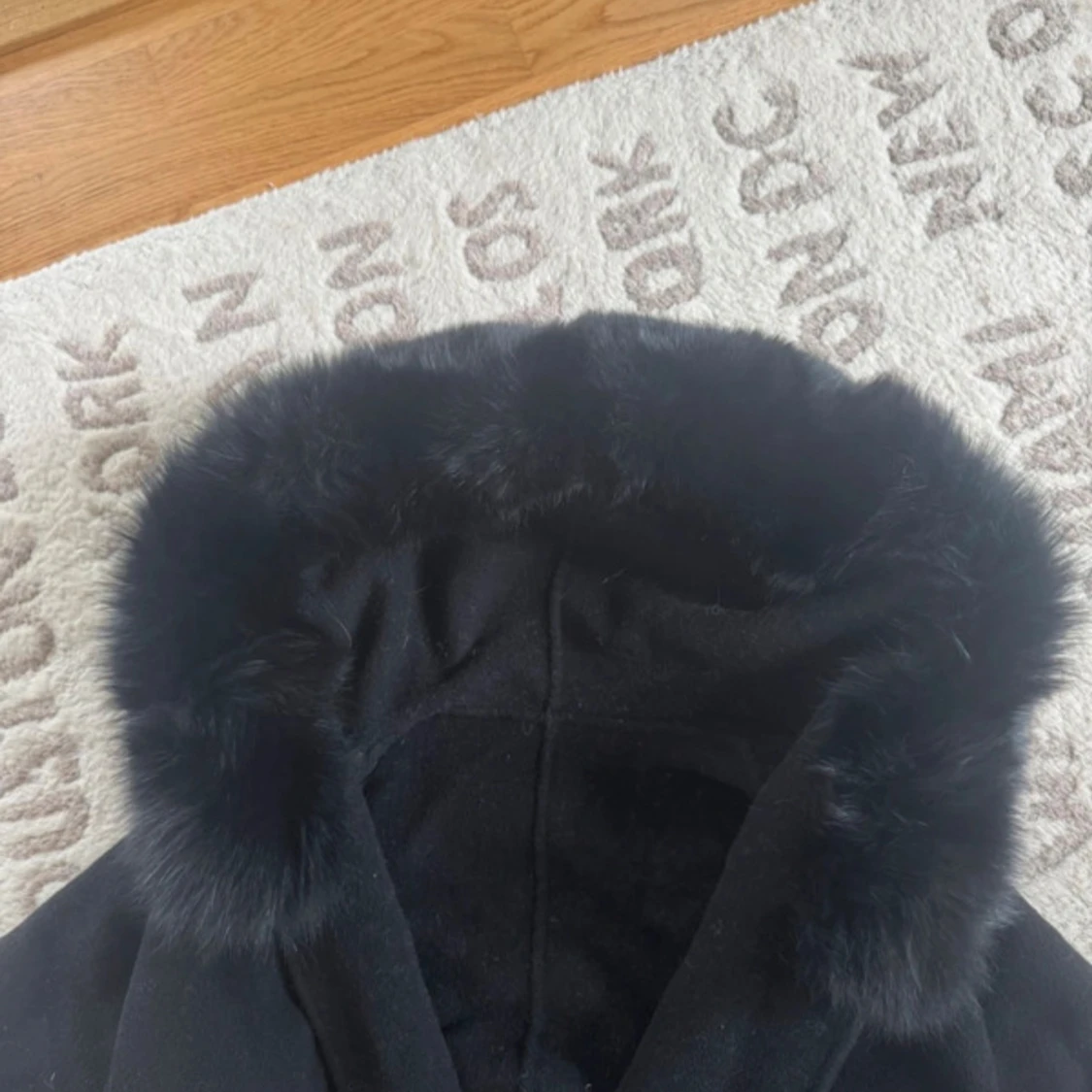 Svart kappa med fuskpäls och bälte - 1