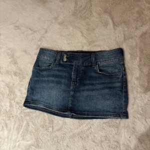 Lågmidjad jeanskjol  - Lågmidjad jeanskjol! Storlek 40 men sitter som en 38/M! Bundle rabatt upp till 30% vid köp av 2 eller fler plagg!