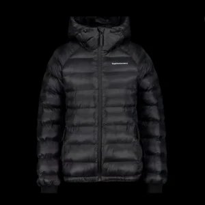 Svart dunjacka från Peak Performance - Säljer en svart dunjacka från Peak Performance med huva och dragkedja framtill. Jackan har en quiltad design, ribbade muddar och logga på bröstet. Perfekt för kalla dagar. (Pris kan diskuteras) 