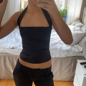 Snygg topp Nelly! - Jätte snygg topp från Nelly som bara använts en gång, därav nyskick! Passar xxs-s pga stretchigt material. Hör av er vid frågor!🤗