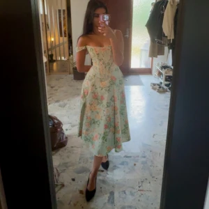 House of CB klänningen  - Klänning från house of CB med inbyggd korsett som ger så fin siluett och pushande effekt. Den har en lätt v-ringning, breda axelband och en utsvängd kjol med slits. Perfekt för sommaren. Nypris 3000kr, säljer för 2000kr. Helt oanvänd🫶🏽