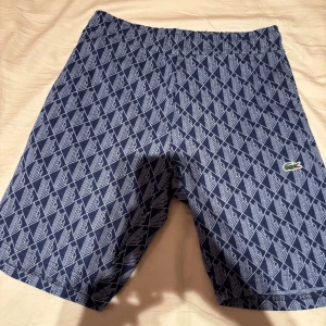 Lacoste shorts - Hej! Säljer nu mina Lacoste shorts, har aldrig använt dem, shortsen är i storlek S och i färgen Marinblå. Skriv till mig om ni vill ha fler bilder! OBS! PRISET KAN DISKUTERAS