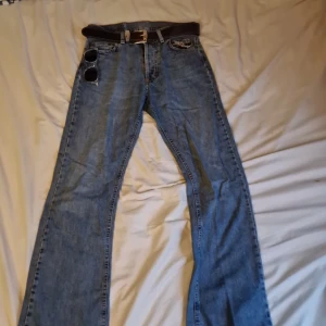 Blå jeans från Rocky - Klassiska blå jeans från Rocky med rak passform och femficksdesign. Jeansen har en snygg mellanblå tvätt, Tillverkade i slitstarkt denimtyg, perfekta för en avslappnad och tidlös look.