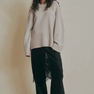 Beige stickad oversized tröja - Stickad tröja i merinoull med oversize fit. Tröjan är beige och har rund halsringning. Den har långa ärmar och ribbstickning vid ärmslut och i nederkant. Från Gina Tricots premium kollektion. 