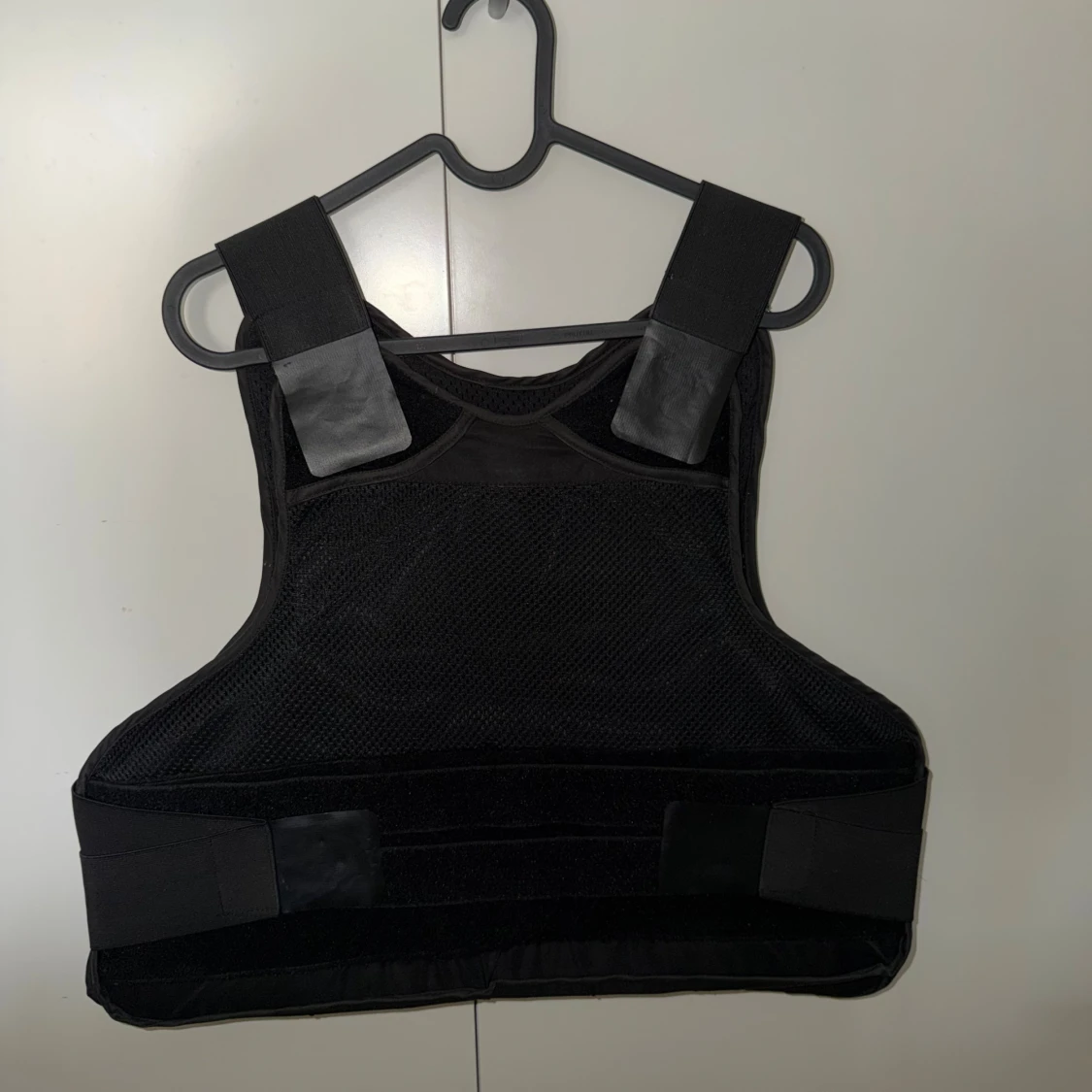 Svart väst med kardborre  - 1