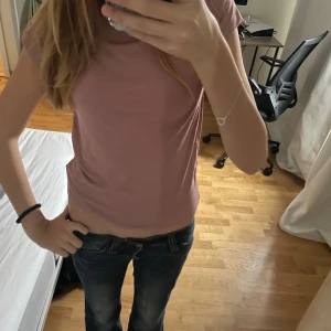 Ljusrosa basic t-shirt i bomull - Enkel och stilren ljusrosa t-shirt med korta ärmar och rund hals. T-shirten är i mjuk bomull och har en normal passform som sitter snyggt på kroppen. Perfekt att matcha med jeans eller shorts för en clean look.❤️